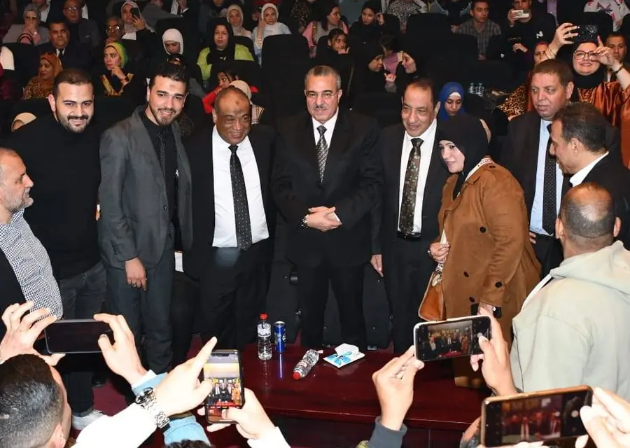 وسط جموع الزملاء.