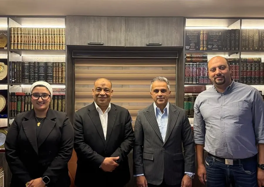 بمقر النقابة، وعلى الرفوف دروع التكريم.
